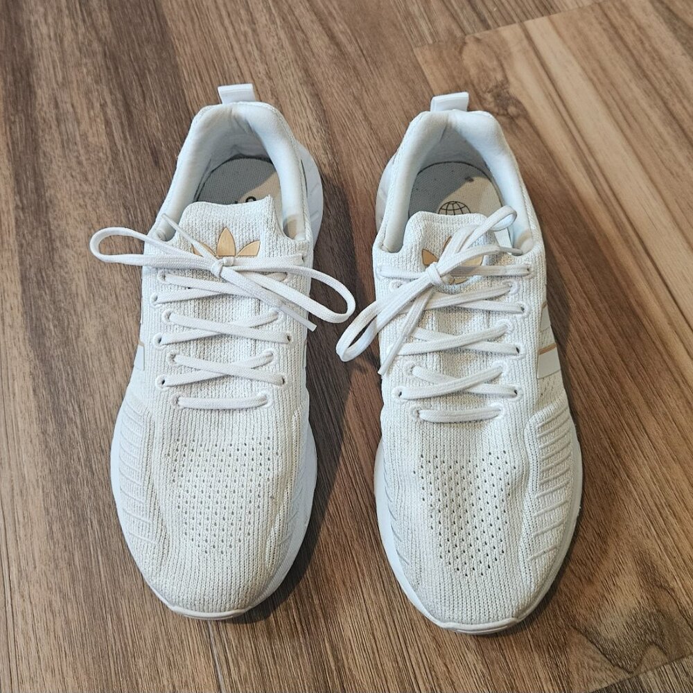Womens White / Gold Tennis Shoes - Picture 2 of 6